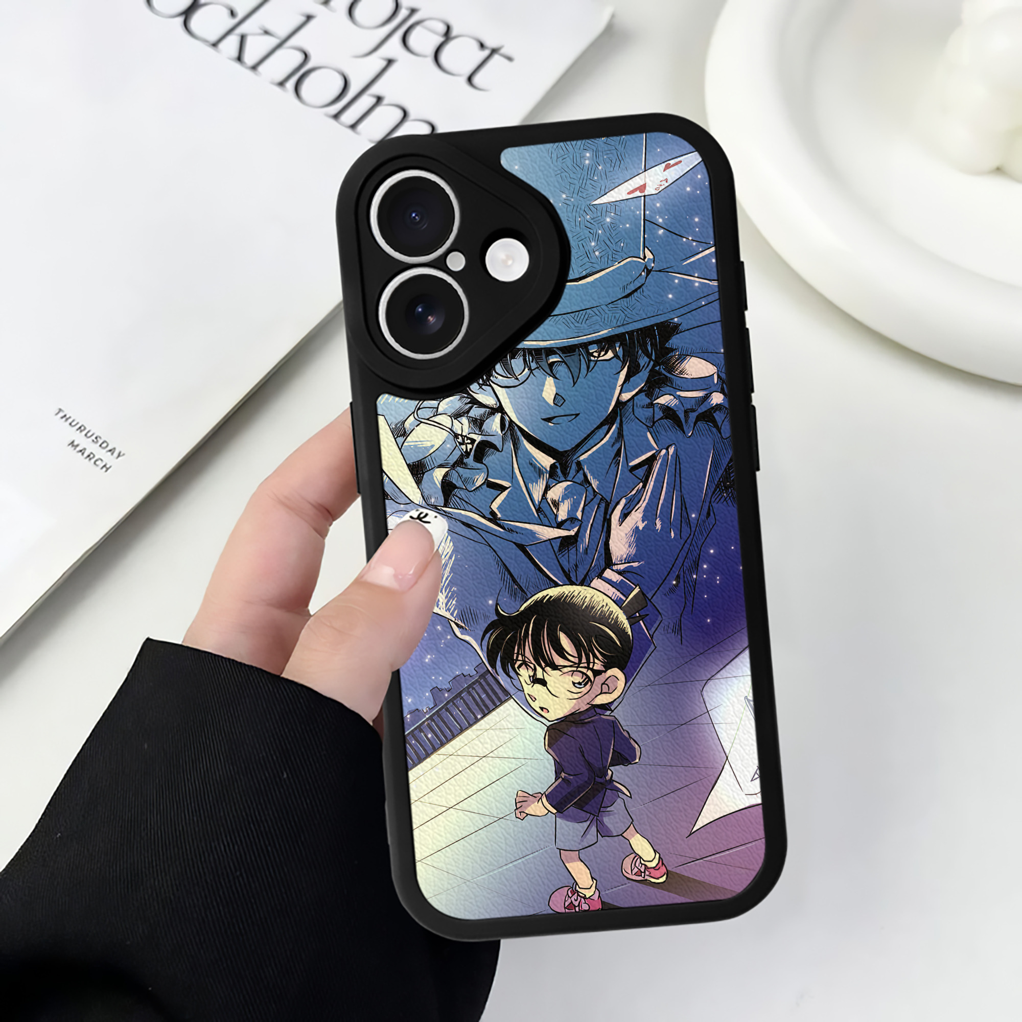 （画像用） 名探偵コナン Detective Conan 【iPhone 16シリーズ対応】シリコンスマホケース（レザー調） 材質：シリコン